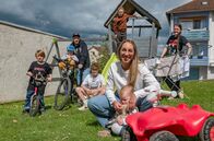 7 Tage ... – Isabel Kramer (im Vordergrund) mit Familie Theis.