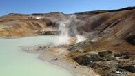Im Land der Feuerberge – In heißen Schlammquellen treten viele Mineralien an die Oberfläche, wie hier am Vulkan Krafla.