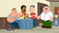 Family Guy – Als Peter (r.) eine Woche in einem Fantasy-Baseballcamp gewinnt, befolgt er Brians Ratschlag an Stelle von (v.l.n.r.) Joe, Cleveland oder Quagmire besser Lois mitzunehmen, um keinen seiner Freunde zu benachteiligen.