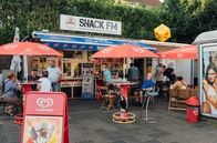 7 Tage ... – Der Kiosk – hier trifft sich das Viertel, um einzukaufen, zu trinken oder zu plaudern.
