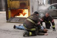 Chicago Fire – Rettung aus der Feuersbrunst: Joe Minoso als Joe Cruz (l.), Taylor Kinney als Kelly Severide (r.)