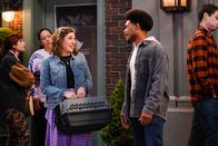 Call Me Kat – Kat (Mayim Bialik, l.); Carter (Julian Gant, r.)