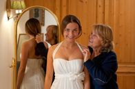 Frühling – Laura Thomé (Paula Schramm, l.) probiert gemeinsam mit ihrer Großmutter Therese (Petra Kelling, r.) ihr Hochzeitkleid an.