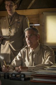 Catch-22 – Peele (Ian Toner, l.); Scheisskopf (George Clooney, r.)