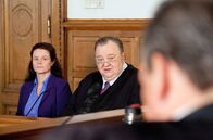 Der Dicke – Gudrun (Katrin Pollitt, l.) hat beim Kampfsport ihren Trainingspartner schwer verletzt. Ehrenberg (Dieter Pfaff, r.) muss sie vor Gericht verteidigen.