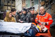 Notruf Hafenkante – Während Mattes (Matthias Schloo, 2.v.r.) Dr. Aguilar (Gabriel Munoz Munoz, r.) nach dem Zustand des Patienten fragt, versucht Melanie (Sanna Englund, M.) von dessen Frau (Jasmin Hahn, l.) und Sohn (Fadi A. Shafi, 2.v.l.) herauszubekommen, wie es zu dem Sturz auf der Treppe kam.