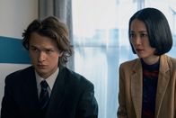 Tokyo Vice – Jake Adelstein (Ansel Elgort, l.); Eimi (Rinko Kikuchi, r.)