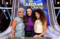 Quizduell-Olymp – Moderatorin Esther Sedlaczek (M.) mit den Kandidatinnen des Teams "Brisant": Camilla Senjo (l.) und Marwa Eldessouky (r.).