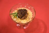 Schmatzo - Kochen mit WOW – Fleischbällchen kennt jeder! Zusammen mit Datteln und Couscous gewinnen sie eine orientalische Note.