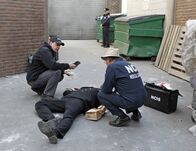 Navy CIS – Wer ist der Mann, der in der Uniform eines Navy-Commanders aus dem Hotel rannte und wenig später tot ist? Dr. Mallard (David McCallum, r.) und McGee (Sean Murray, l.) nehmen die Untersuchungen auf ...