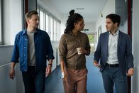 Blutige Anfänger – Marc (Timmi Trinks, l.) und Kilian (François Goeske, r.) sind froh, AC (Jane Chirwa, M.) endlich wieder in ihrer Mitte zu wissen.