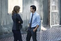 Scorpion – Eigentlich möchte Walter (Elyes Gabel, r.) Paige (Katharine McPhee, l.) nur helfen, doch sie will seine Hilfe nicht ...