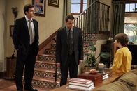 Two and a Half Men – Gehen aus unterschiedlichen Gründen auf Harrys Beerdigung: Charlie (Charlie Sheen, l.), Alan (Jon Cryer, M.) und Jake (Angus T. Jones, r.) ...