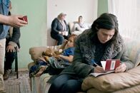 Marija – Marija (Margarita Breitkreiz) füllt Kindergeldanträge für Cems Mieter aus. Nur so kommt er an die Miete.