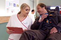 In aller Freundschaft – Stefan Knecht (Thilo Prothmann.) wird mit einer Sprunggelenksfraktur in die Sachsenklinik eingeliefert. Schwester Miriam (Christina Petersen) wundert sich doch sehr, dass Stefan Knecht mit wahrscheinlich großen Schmerzen solch eine gute Laune hat.