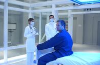 Navy CIS – Sind besorgt um Tonys (Michael Weatherly, r.) Gesundheitszustand: Schwester Emma (Kelsey Oldershaw, l.) und Dr. Pitt (Steven Eckholdt, M.) ...