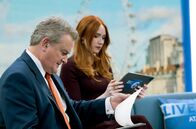 Douglas Is Cancelled – Douglas (Hugh Bonneville) und Madeline (Karen Gillan) bereiten sich auf ihre Nachrichtensendung vor – doch hinter den Kulissen brodelt ein Konflikt, der zu entgleisen droht.