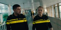 Totem – Thijs' Mutter Paula (Lies Visschedijk) und ihr Kollege Ugur (Iliass Ojja) suchen unter Hochdruck Ama und ihren Vater.