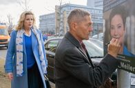 In aller Freundschaft – Sarah Marquardt (Alexa Maria Surholt, li.) erwischt ihren Kollegen Dr. Rolf Kaminski (Udo Schenk), wie er ein Wahlplakat der Bürgermeisterkandidatin Antonia Meiler (Muriel Baumeister, re.) verunglimpfen will.