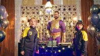 Superhero Academy – Gerade als Tele (Elita Marie Mack Roald, l.) glaubt, ihre Schmach im Klassenraum mit Hilfe von Alphas (Natalia Dellaporta, r.) Zeitmaschine ungeschehen gemacht zu haben, drückt Lehrer Thunderbolt (Olli Wermskog, M.) bei der Schulfeier zur falschen Zeit auf den Knopf des Mikrophons, sodass alle Partygäste mit anhören, dass Tele in Finn verliebt ist. So war Teles Bemühung ihr Geheimnis zu waren, leider umsonst.
