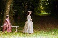 Der Preis der Versuchung – Madame de La Pommeraye (Cécile de France, re.) offenbart ihrer Freundin (Laure Calamy, li.), dass ihre Beziehung mit dem Marquis von Sorgen getrübt ist.