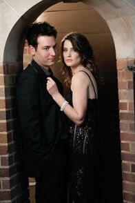 How I Met Your Mother – (3. Staffel) - Als Ted (Josh Radnor, l.) Robin (Cobie Smulders, r.) begegnete, glaubte er an die Liebe auf den ersten Blick ...
