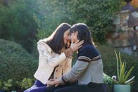 Legacies – Josie Saltzman (Kaylee Bryant, l.); Finch (Courtney Bandeko, r.)