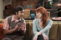The Big Bang Theory – Ein gemeinsamer Abend wartet auf Raj (Kunal Nayyar, l.) und Emily (Laura Spencer, r.) - doch Raj begeht dabei einen folgenschweren Fehler ...
