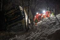 Ice Road Rescue - Extremrettung in Norwegen – A driver has driven off the road and stands 5m down a slope of 36 degrees. The crash caused little damage to the truck. (National Geographic/ITV Studios Norway AS)