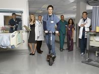 Scrubs - Die Anfänger – (v.li.) Neil Flynn (Janitor), Sarah Chalke (Elliot Reid), Ken Jenkins (Dr. Bob Kelso), Zach Braff (John 'J.D.' Dorian), Donald Faison (Chris Turk), Judy Reyes (Carla Espinosa), John C. McGinley (Dr. Phil Cox).
