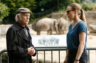 Rentnercops – Edwin Bremer (Tilo Prückner, l.) und Vicky Adam (Katja Danowski, r.) besprechen ihre Strategie, im Fall des vermissten Kindes.