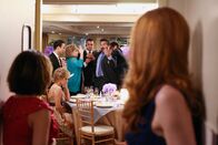 Desperate Housewives – Gabrielle (Eva Longoria, l.) und Bree (Marcia Cross, r.) sind entsetzt, als sie sehen, dass Carlos (Ricardo Antonio Chavira, 3.v.r.) von der Gastgeberin vor die Tür gesetzt wird. Gabrielle fühlt sich schuldig und sieht sich schon gesellschaftlich absteigen ...