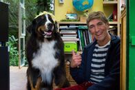Löwenzahn – Fritz Fuchs (Guido Hammesfahr) ist gestolpert und die Spaghetti-Schale hat sich auf dem Kopf von Hund Keks entleert. Wenn das nicht mal der Start in einen lustigen Tag ist.