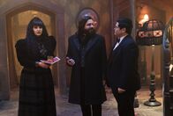 What We Do in the Shadows – (v.l.n.r.) Nadja (Natasia Demetriou); Laszlo Cravensworth (Matt Berry); Guillermo de la Cruz (Harvey Guillén)