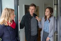 SOKO Köln – Hauptkommissarin Anna Maiwald (Diana Staehly, l.) und der Stiefvater des Mordopfers Frank Hoppe (Christoph Grunert, M.) waren ein Paar, bis vor vielen Jahren Monika Schreiber (Jeanette Hain, r.) in Hoppes Leben trat. Wie gebrochen ist Anna Maiwalds Herz und wie stark ihr Wille, den Fall zu lösen?