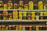 Im Bauch von ... – In Budapests Zentraler Markthalle lächeln die Mixed Pickels um die Wette.