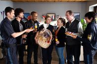 Watzmann ermittelt – Auf zum LKA nach München! Das Watzmann-Team muss sich schweren Herzens von ihrer geschätzten Kollegin Caro Reiser (Sarah Thonig, M.) verabschieden (v.l.n.r: Komparse, Jakob Graf, Peter Marton, Sarah Thonig, Katharina Leonore Goebel, Andreas Giebel, Komparsin).