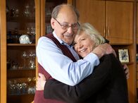 In aller Freundschaft – MDR Fernsehen IN ALLER FREUNDSCHAFT FOLGE 644, "Mit ganzem Herzen" Uhr. Gerhard Böhnisch (Herbert Köfer, li.) und seine geliebte Frau Luisa Böhnisch (Angelika Bender, re.) haben soeben erfahren, dass für Luisa eine Spenderniere eingetroffen ist. Seit vielen Jahren ist Luisa niereninsuffizient und dialysepflichtig, was ihr Körper kaum noch aushält.