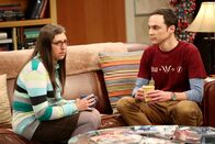 The Big Bang Theory – Sheldon (Jim Prasons, r.) und Amy (Mayim Bialik, l.) vermuten, dass Penny ihren Freund Leonard betrügt. Doch werden sie damit Recht behalten?
