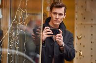 Tatort – Observation aus einem Hauseingang: Kommissar Jan Pawlak (Rick Okon).