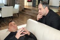 Novotny und Maroudi – (v.li.) Andreas Vitásek (Dr. Gerald Novotny), Michael Niavarani (Dr. Stefan Maroudi).