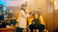 Superhero Academy – Tele (Elita Marie Mack Roald, r.) bittet Alpha (Natalia Dellaporta, l.) inbrünstig darum, sie mit Hilfe ihrer Zeitmaschine in die Zeit zurückreisen zu lassen, um eine peinliche Situation im Klassenraum ungeschehen zu machen.