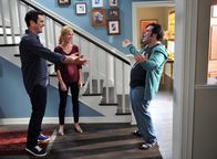 Modern Family – Phil (Ty Burrell, l.) und Claire (Julie Bowen) bekommen Besuch von ihrem ehemaligen Nachbarsjungen Kenneth (Josh Gad), der Phil seit seiner Kindheit vergöttert.