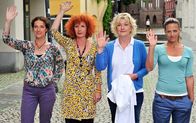 Die Dienstagsfrauen - Zwischen Kraut und Rüben – Judith (Clelia Sarto, li.), Estelle (Nina Hoger, 2. v. li.) Eva (Saskia Vester, 2. v. re.) und Caroline (Janna Striebeck, re.) winken Kiki hinterher.