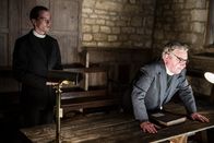 Father Brown – Reverend Peter Allsworthy (Oliver Gilbert, l.) und Reverend Adam Gillespie (John Sessions, r.) rufen die Gemeinde dazu auf, gegen die vermeintlichen Hexen vorzugehen. Sie fühlen sich von der Polizei allein gelassen und wollen die Sache nun selbst in die Hand nehmen.