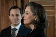 Bad Banks – Christelle Leblanc (Désirée Nosbusch) sucht die machtpolitische Nähe zum neuen Finanzminister Schunk (Trystan Pütter).