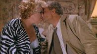 Columbo – Lt. Columbo (Peter Falk) ermittelt "undercover". Dafür macht er sich sogar an die alkoholsüchtige Dorothea McNally (Tyne Daly) heran, die im Verdacht steht, vor sieben Jahren in einen Banküberfall verwickelt gewesen zu sein.