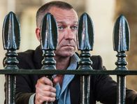 Elementary – Sherlock Holmes wird nach London gerufen, um beim Auffinden von Lestrade (Sean Pertwee) zu helfen, des Polizeibeamten, mit dem Holmes in London zusammengearbeitet hat ...
