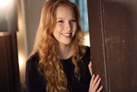 Castle – Alexis (Molly C. Quinn) freut sich über den Besuch ihres Vaters und ihrer Großmutter, doch die Freude währt nicht lang ...