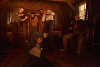 Escape Room – (v.l.n.r.) Amanda Harper (Deborah Ann Woll); Zoey Davis (Taylor Russell); Danny Khan (Nik Dodani); Jason Walker (Jay Ellis); Ben Miller (Logan Miller)